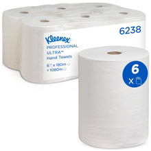 Abgebildet ist eine Sechserpackung Kleenex® Ultra™ Handtücher Rollen von Kimberly-Clark GmbH, mit einer Rolle vorne. Auf dem Etikett steht: 6 Rollen pro Karton, jede 180 m lang - perfekt zum hygienischen Händetrocknen - und insgesamt 1080 m lang.
