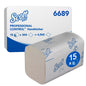 Ein Karton Scott® Control™ Interfold Handtücher von Kimberly-Clark GmbH, Weiß, 15 Clips x 304 Blatt (4.560 insgesamt), kommt in einer weiß-blauen Verpackung mit der Aufschrift "6689" für effizientes Händetrocknen.
