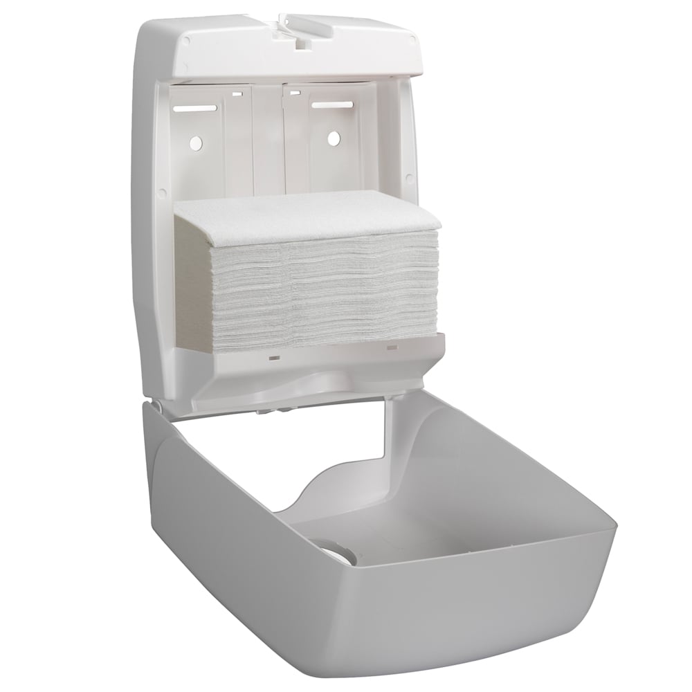 Ein weißer Scott® Control™ Interfold Handtuchspender der Kimberly-Clark GmbH ist geöffnet und zeigt ordentlich angeordnete, gebrauchsfertige Handtücher. Die obere Abdeckung wird angehoben und gibt den Blick auf 15 Packungen mit 304 Blatt für effiziente Handtrocknung frei.