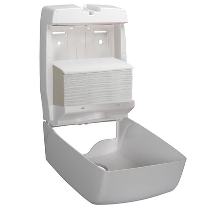 Ein weißer Scott® Control™ Interfold Handtuchspender der Kimberly-Clark GmbH ist geöffnet und zeigt ordentlich angeordnete, gebrauchsfertige Handtücher. Die obere Abdeckung wird angehoben und gibt den Blick auf 15 Packungen mit 304 Blatt für effiziente Handtrocknung frei.