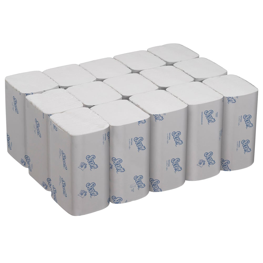 Ein Stapel einzeln verpackter Scott® Control™ Interfold Handtücher von Kimberly-Clark GmbH (weiß, klein, 15 x 304 Blatt) im Karton - ideal zur Handtrocknung oder zur Verwendung mit Interfold Handtüchern.