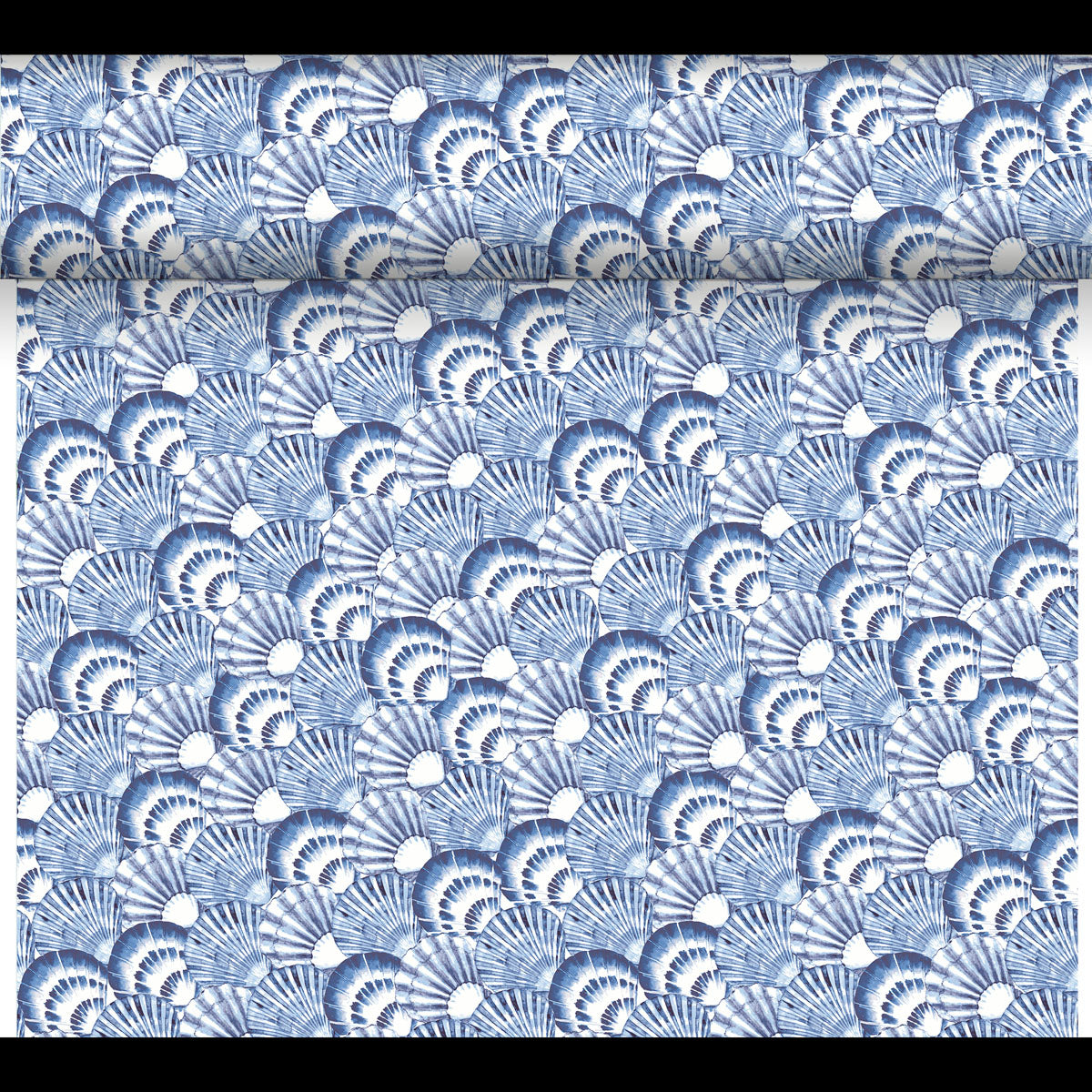 Der Dunicel-Tischläufer Tête-à-Tête der Duni GmbH ist eine 24 m x 0,4 m große Rolle mit 20 Abschnitten und zeigt ein blau-weißes Fächermuster für eine einladende Tischdekoration mit Meeresthemen.