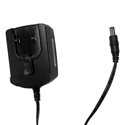 Der Kimberly-Clark Professional™ Icon™ Power Adapter - AC/DC / Schwarz - von Kimberly-Clark GmbH verfügt über einen abnehmbaren Stecker, einen Gleichstromanschluss und einen "PUSH"-Auslösemechanismus, der vor einem weißen Hintergrund abgebildet ist, um sein professionelles Design zu unterstreichen.