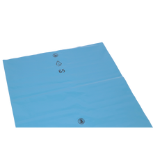 Die DEISS 20260 blau Kunststofffolie (900x1200x0,08 mm) der EMIL DEISS KG (GmbH + Co.) ist eine flache, rechteckige Folie mit Recyclingsymbolen und "65" in schwarz, ideal für den Oberflächenschutz in der Lebensmittelindustrie. Geliefert in Kartons zu 100 Stück.