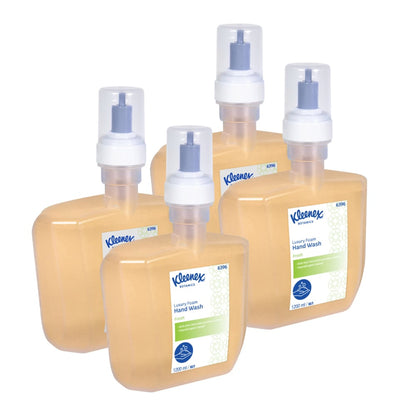 Vier 1,2-Liter-Kleenex® Botanics™ Luxury Foam Hand Wash-Kassetten der Kimberly-Clark GmbH, jeweils mit Pumpe und weiß/blauen Etiketten, gefüllt mit orangefarbener Schaumhandseife, sind zusammengefasst. Die Packung enthält 4 elektronische Kartuschen pro Schachtel.