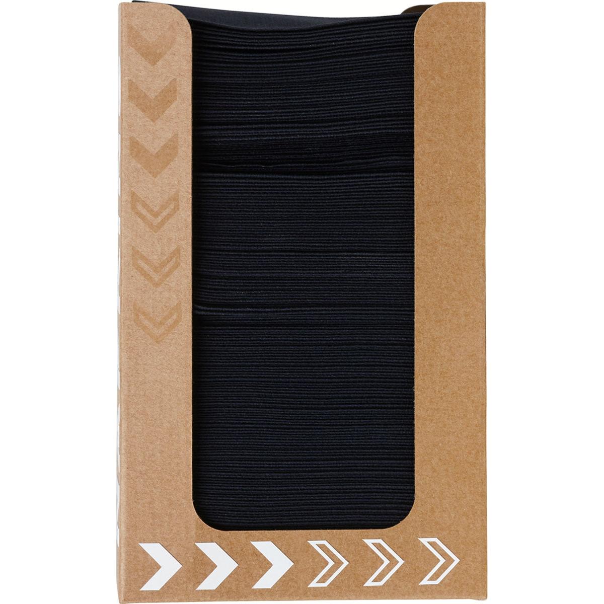 Die Bio-Dunisoft-Serviettenbox 20 x 20 cm schwarz der Duni GmbH verfügt über ein Klarsichtfenster, durch das sauber angeordnete schwarze Bänder und weiße Pfeilmuster auf dem Boden und der linken Seite des umweltfreundlichen Kartons zu sehen sind.