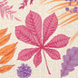 Ein strukturiertes Herbstmotiv mit rosa, orangen und lila Blättern, einem lila Tannenzapfen und herbstlichen Akzenten mit einem großen rosa Blatt in der Mitte. Das Design ist gedruckt auf Duni GmbH Servietten 33x33 3lagig 1/4 Bright Autumn (50 Stück).