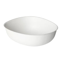 Ein schlichter, weißer, ovaler Einwegbecher (Bowls Pebble 500 ml - uncoated Weiß Bagasse 150x130x50 by Duni GmbH, Packung mit 50 Stück), mit leicht strukturierter Oberfläche, fotografiert auf weißem Hintergrund.