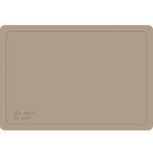 Das Dunicel-Sets 33x48cm Guten Appetit greige von Duni GmbH ist ein rechteckiges Tischset mit abgerundeten Ecken, zweizeiligem Rand und "Guten Appetit Bon appétit" in Schreibschrift - perfekt für 500 Stück Einweg-Bestecksets.