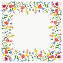 Eine rechteckige Bordüre mit farbenfrohen Wildblumen im Flowy Meadow Design von Duni GmbH umrahmt eine freie Fläche, ideal um das umweltfreundliche Bio-Dunicel-Mitteld.84x84 Flowy Meadow 20P. | Packung (20 Stück) mit lebendiger Eleganz.