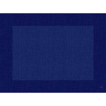 Das Bio-Dunicel-Sets 30x40 Linnea dunkelblau von Duni GmbH ist ein rechteckiges blaues Tischset mit einem strukturierten Kreuzschraffurmuster und dunklerem Rand, hergestellt aus biologisch abbaubarem Material - ideal für stilvolle Tischdekoration.