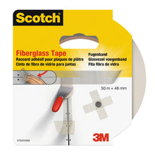Eine Rolle Scotch® Fugenband, 47035048 (48 mm x 50 m, weiß) von 3M Deutschland GmbH-ideal für Abdichtung Fugen und Renovierungsarbeiten. Inklusive mehrsprachiger Etikettenangaben.