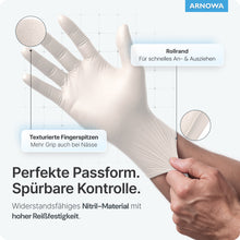 Ein Benutzer zieht ARNOMED NITRIL WHITE Reißfeste Einmalhandschuhe von ARNOWA GmbH an, indem er an der gerollten Stulpe zieht. Etiketten zeigen strukturierte Fingerspitzen und betonen sein latexfreies Design, starken Grip und reißfestes Material.