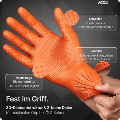 Eine Hand trägt ARNOWA GmbH PROGRIP NITRIL DIAMOND ORANGE Einmalhandschuhe mit extra dickem, reißfestem Nitril, voller Diamantstruktur für Griffigkeit und Rollrand zum einfachen Ausziehen, selbst bei öligen Händen.