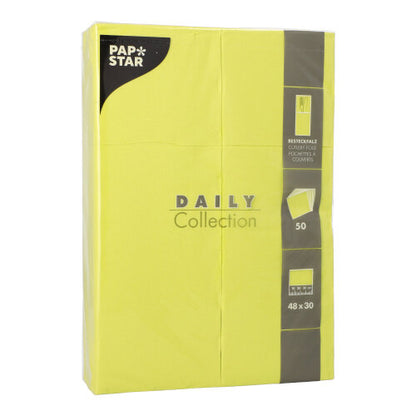 Eine Packung mit 50 PAPSTAR Servietten "DAILY Collection" (48 x 30 cm, Besteckfalz) der PAPSTAR GmbH. Die Verpackung enthält Produktinformationen und eine Serviettenabbildung.