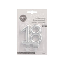 Die PAPSTAR GmbH Jubiläumskerzen mit Halter, 7 cm "silber", ist eine silberne Zahlenkerze in mehrsprachiger Verpackung, ideal für Geburtstage oder Jubiläen, und beinhaltet einen Halter zur einfachen Verwendung bei Feiern.