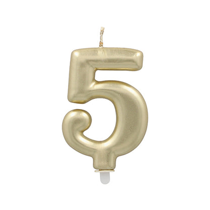 Eine PAPSTAR GmbH Zahlenkerze mit Halter, 7 cm in Gold und in Form der Zahl Fünf, ist mit einem Spitzendocht versehen und wird vor einem schlichten weißen Hintergrund gezeigt.