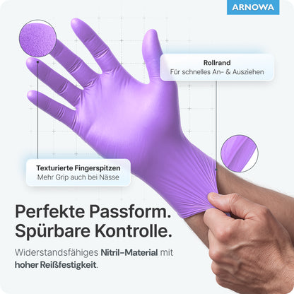 Eine Hand trägt ARNOMED NITRIL LAVENDER VIOLET Einmalhandschuhe aus Nitril Violett von ARNOWA GmbH. Die Beschriftung zeigt strukturierte Fingerspitzen, eine gerollte Stulpe und eine bequeme Passform. Der deutsche Text besagt, dass sie puderfrei, extra griffig und reißfest sind. ARNOWA-Logo in der rechten oberen Ecke.