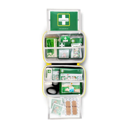 Der Erste-Hilfe-Kasten MEDIUM von Orkla Wound Care AB bietet in einem kompakten Soft-Etui beschriftete Fächer mit Verbänden, Beatmungsmaske, Schere, Wundreiniger, Brandgel und Pflastern - übersichtlich organisiert.