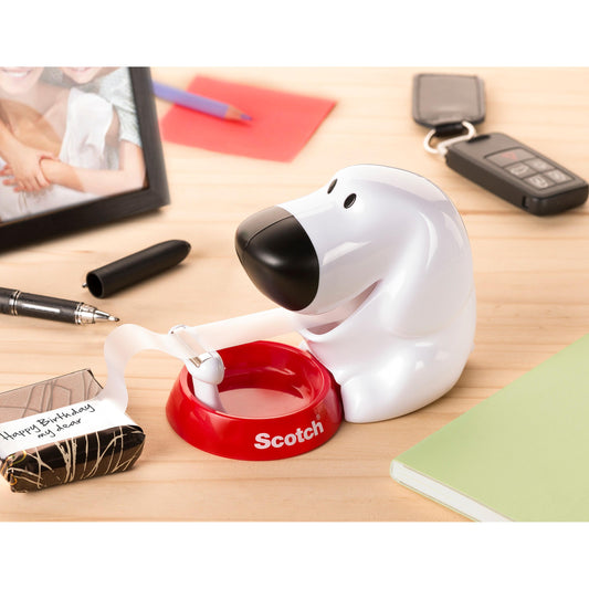 Der Scotch™ Tischabroller im Hunde Design C31 mit Scotch® Magic™ unsichtbarem Klebeband (19 mm x 8,89 m, 1 Rolle/Packung) von 3M Deutschland GmbH steht auf dem Schreibtisch zwischen Bürobedarf wie Notizbuch und Marker.