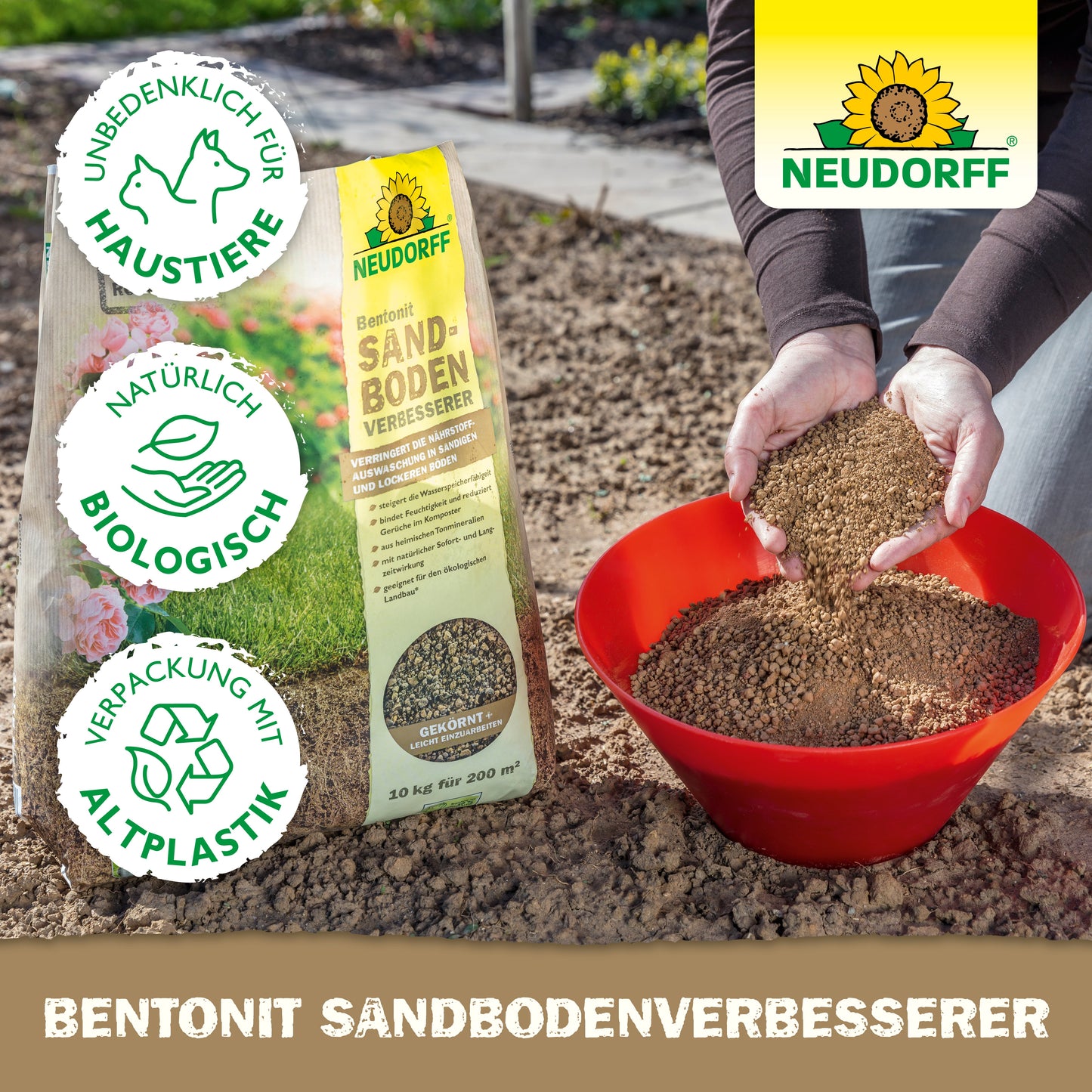 Eine Person hält Neudorff Shop Bentonit SandbodenVerbesserer, reich an Tonmineralien zur Nährstoffspeicherung, über eine rote Schale des Produkts. Auf der nahe gelegenen Verpackung befinden sich Umweltplaketten und das Neudorff-Logo.
