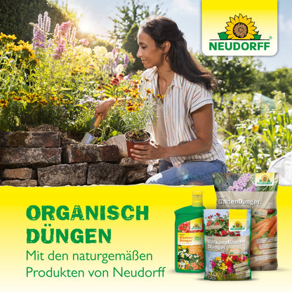 Eine Frau hockt an einem steinernen Gartenbeet und pflanzt Hortensien. Im Vordergrund sind der Azet HortensienDünger flüssig und andere Produkte des Neudorff Shops ausgestellt. Der deutsche Text wirbt für organische Düngung mit diesem organischen Dünger.