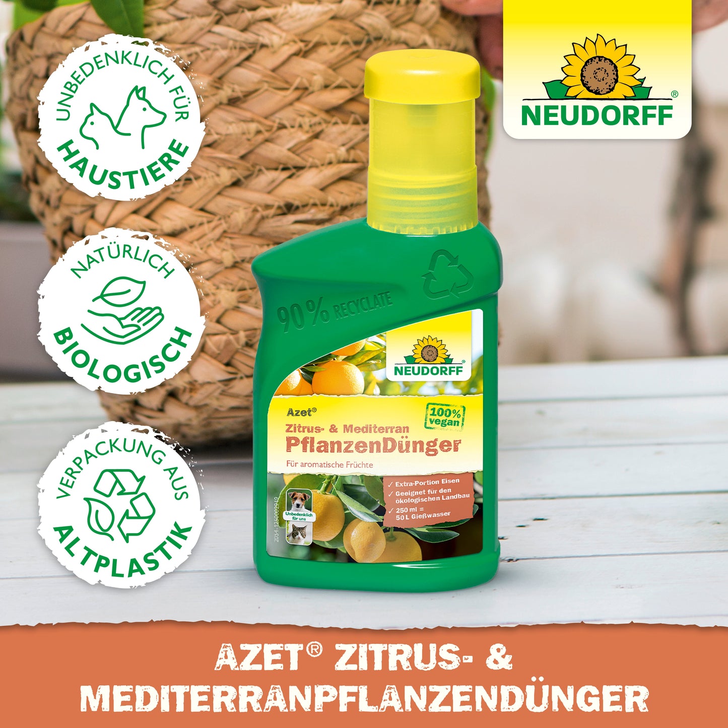 Eine grüne Flasche von Neudorff Shop Azet Zitrus- & MediterranpflanzenDünger flüssig steht auf Holz. Drei Symbole zeigen, dass es für Haustiere geeignet, aus recyceltem Kunststoff und biologisch abbaubar ist. Ideal für mediterrane Pflanzen wie Oleander. Der Text ist deutsch.