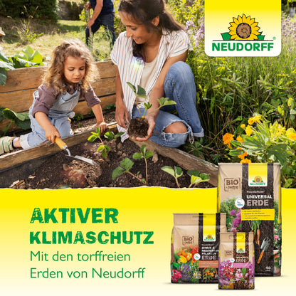 Eine Frau und ein junges Mädchen pflanzen Setzlinge in ein Gartenbeet. Im Vordergrund stehen Säcke mit NeudoHum Grow All-Mix aus dem Neudorff Shop, auf denen ein Text über torffreie Erde zum Klimaschutz steht. In der Ecke ist das Neudorff-Logo zu sehen.