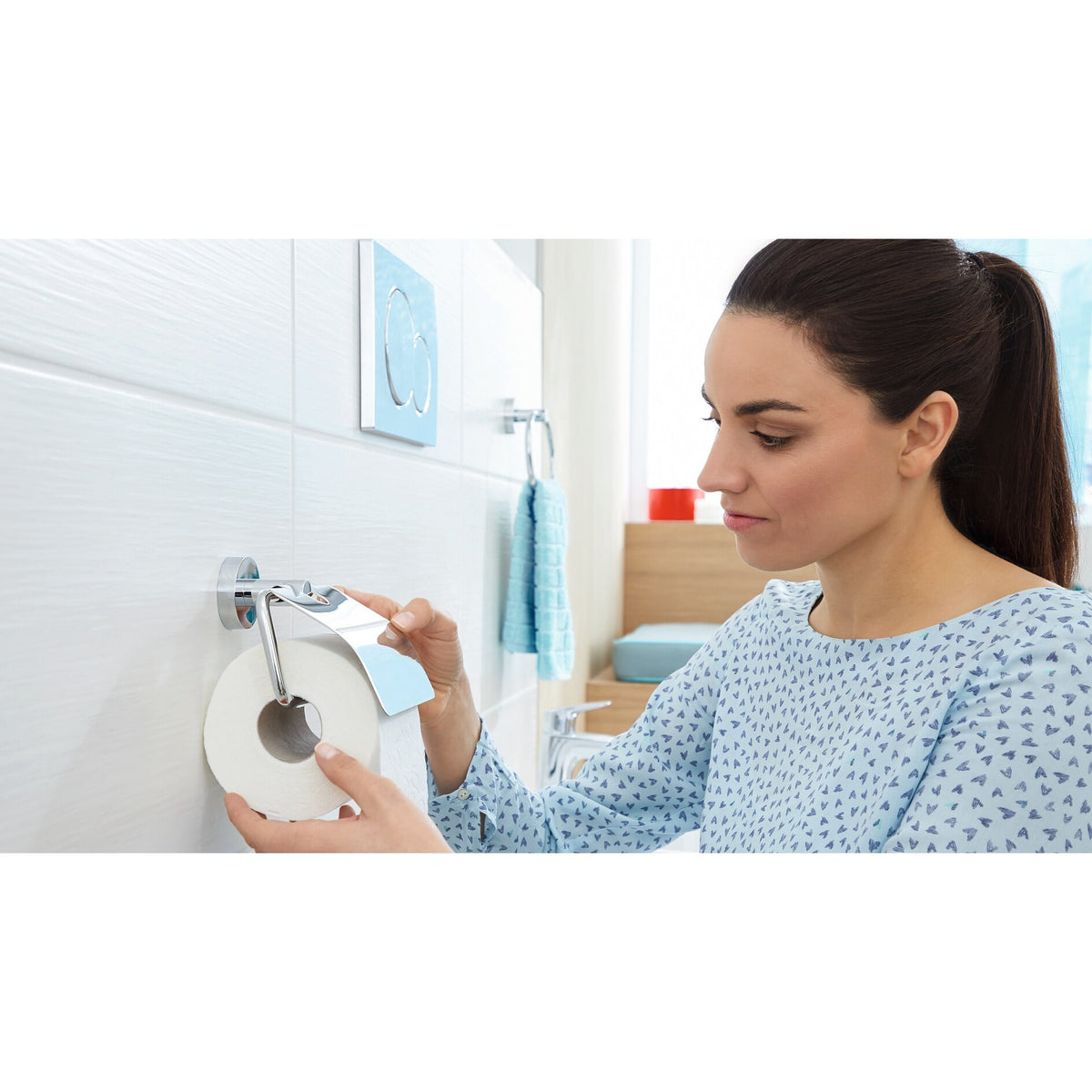 tesa SMOOZ Toilet Paper Holder with Lid, Includes Adhesive Solution – Instructions for Use