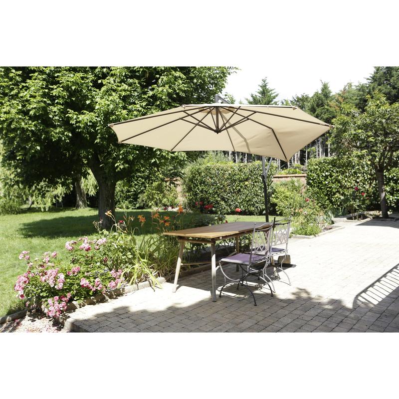 A wooden table with two metal chairs stands on a terrace under a beige umbrella, which was secured in the garden with 3M Scotch® Extremium™ Ultra High Performance Tape DT17 (25 m x 48 mm).