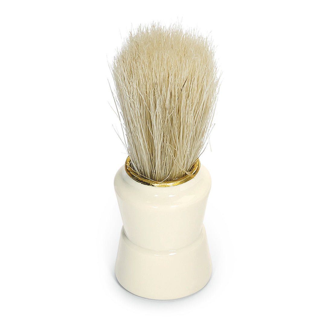 Ein Rasierpinsel mit hellen Borsten und weißem Griff steht aufrecht auf weißem Grund, perfekt für Friseure oder in Kombination mit dem Nölle Profi Brush Universalkamm 18 cm von Nölle Profi Brush Bürsten- & Pinseltechnik e.K. für professionelle Ergebnisse.