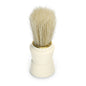 Ein Rasierpinsel mit hellen Borsten und weißem Griff steht aufrecht auf weißem Grund, perfekt für Friseure oder in Kombination mit dem Nölle Profi Brush Universalkamm 18 cm von Nölle Profi Brush Bürsten- & Pinseltechnik e.K. für professionelle Ergebnisse.