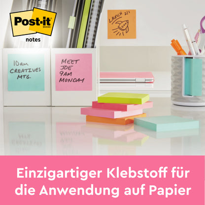 Ein Schreibtisch mit 3M Deutschland GmbH Post-it® Notes (76 mm x 127 mm, 100 Blatt/Block, 100% PEFC), pastellfarben und gestapelt, dazu Stifte in einem Halter und Haftnotizen auf einem Whiteboard mit Erinnerungsfunktion. Der deutsche Text hebt den einzigartigen Klebstoff für Papier hervor.