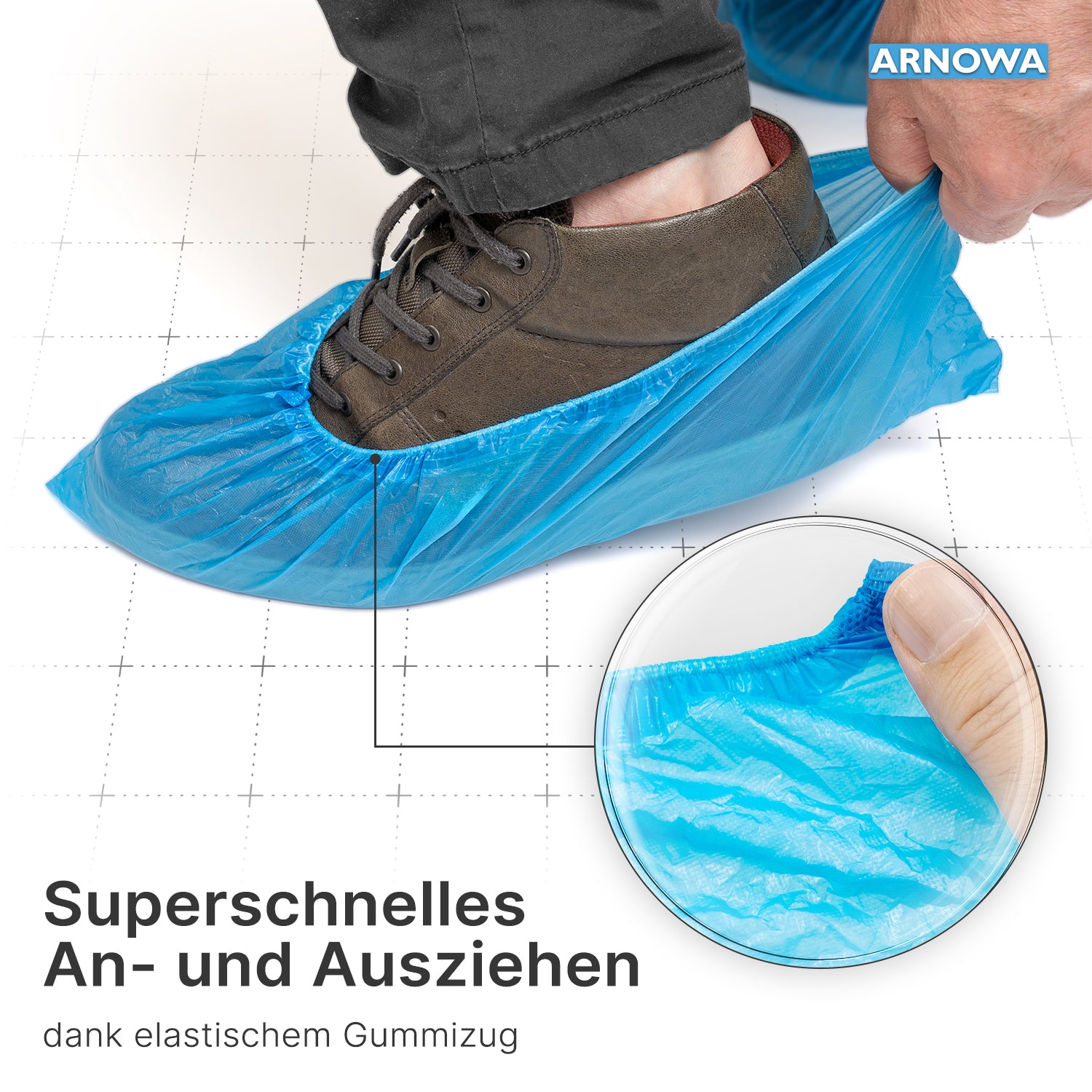 Eine Person zieht einen blauen ARNOMED CPE Schuhüberzieher, wasserdicht und Einweg (ARNOWA GmbH) über einen braunen Schuh. Eine Nahaufnahme zeigt Finger, die die elastische Öffnung dehnen. Der deutsche Text und das ARNOWA-Logo sind zu sehen.