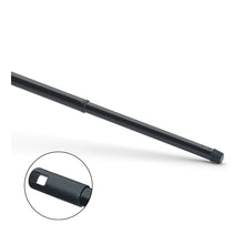 Der Nölle Profi Brush Teleskopstiel Metall, Epoxy, 130 cm, Gewinde von Nölle Profi Brush Bürsten- & Pinseltechnik e.K. ist schräg auf weißem Hintergrund abgebildet, mit einer Nahaufnahme des Gewindeendes und der rechteckigen Einkerbung.