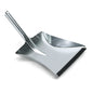 Die Nölle Profi Brush Kehrschaufel Metall verzinkt mit Düllgriff (39x24 cm) von Nölle Profi Brush Bürsten- & Pinseltechnik e.K. ist mit einem schwarzen Gummirand versehen und eignet sich hervorragend zum effizienten Auffangen von Staub und Schutt.