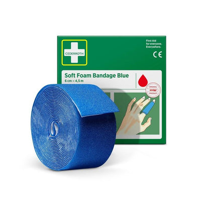 Eine Rolle Cederroth Weichschaumbinde blau 6 cm x 4,5 m ist vor der grün-weißen Verpackung der Orkla Wound Care AB abgebildet, auf der die Binde um einen Finger gewickelt ist.
