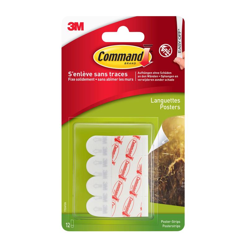 Eine Packung Command™ Poster-Strips 17024 von 3M Deutschland GmbH enthält vier weiße Streifen mit rotem Branding, die in mehreren Sprachen beschriftet sind - perfekt, um Poster aufzuhängen, ohne die Wände zu beschädigen.