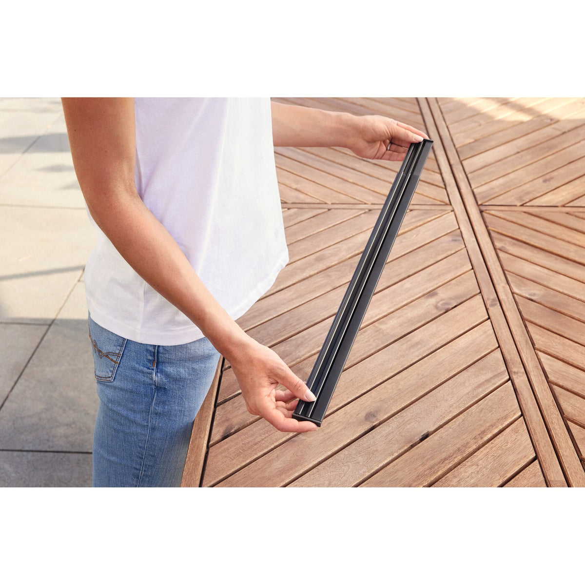 tesa INSECT STOP Premium Aluminum Slat Curtain, 95 x 220 cm, Black – Usage