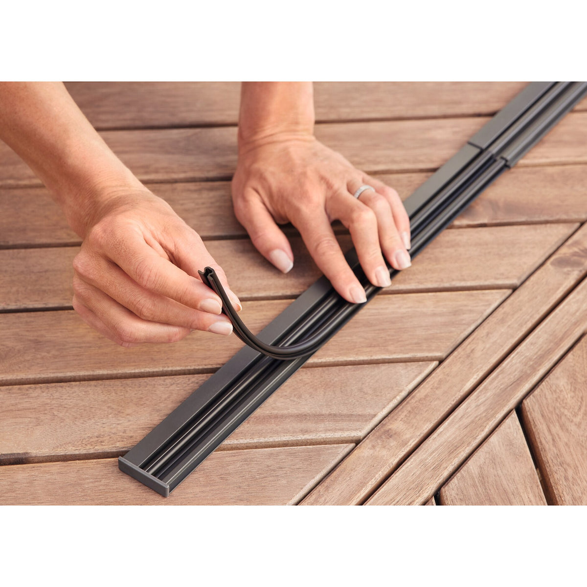tesa INSECT STOP Premium Aluminum Slat Curtain, 95 x 220 cm, Black – Usage