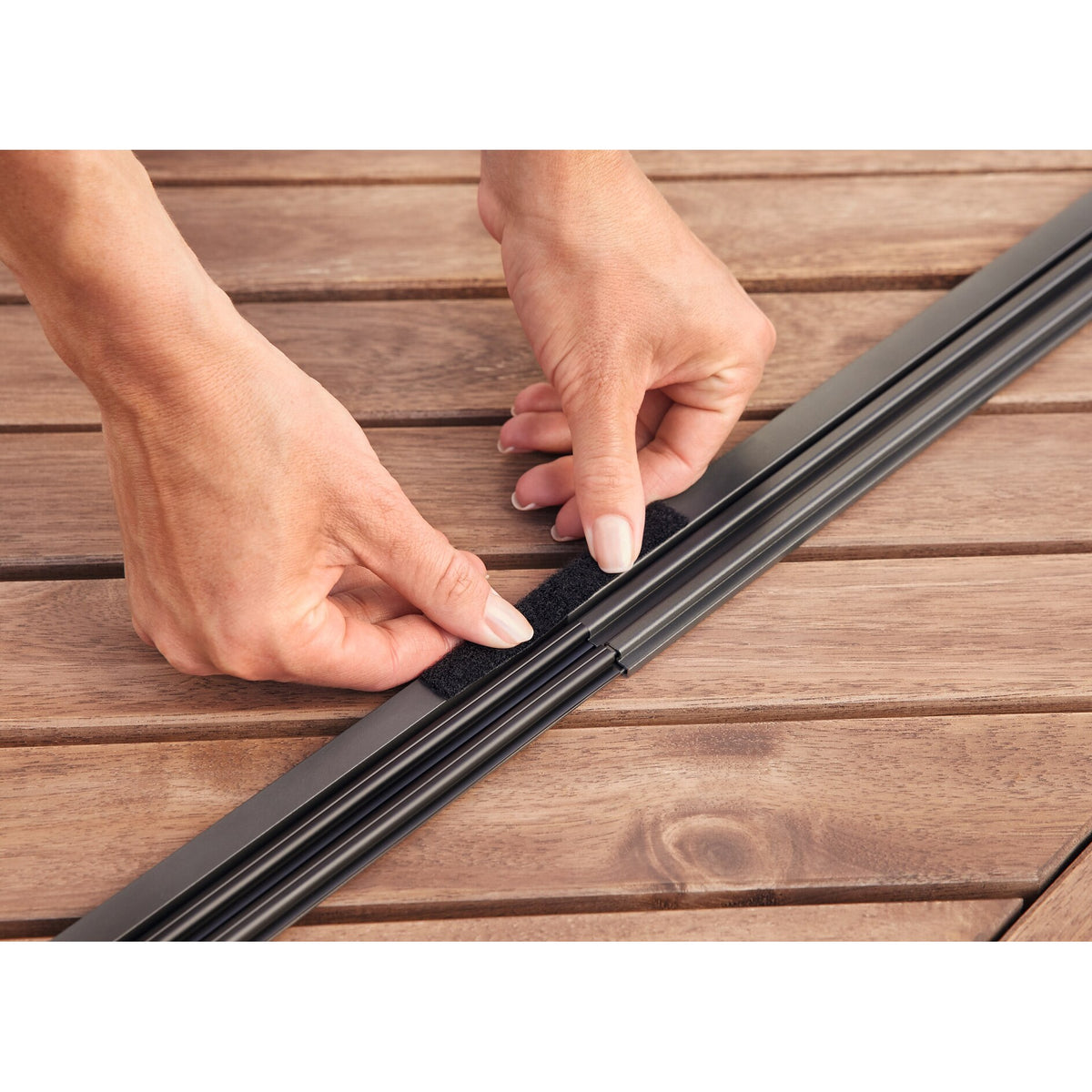 tesa INSECT STOP Premium Aluminum Slat Curtain, 95 x 220 cm, Black – Usage