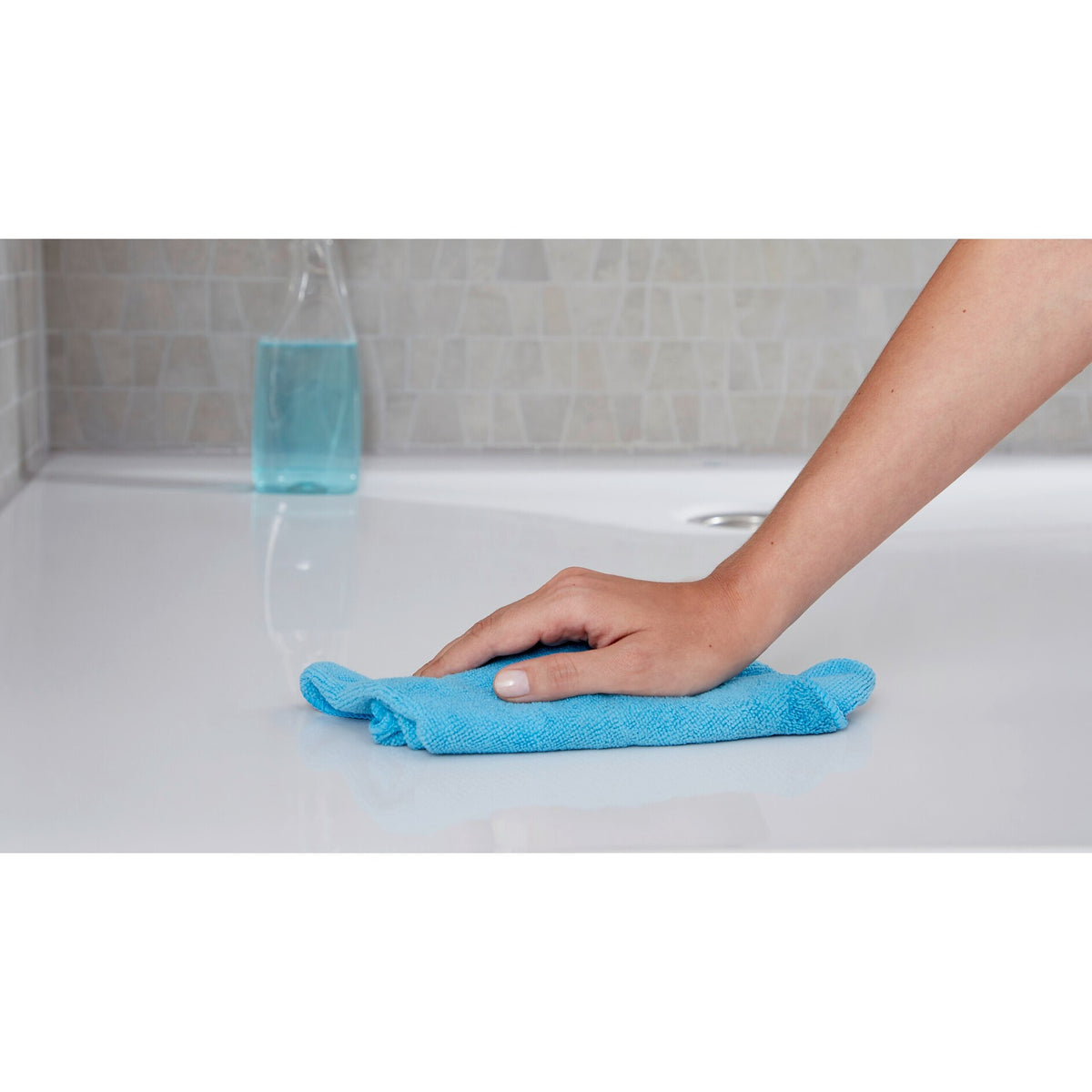 tesa Anti-Slip Tape for Bathrooms & Showers, 5 m x 25 mm, Clear – Application