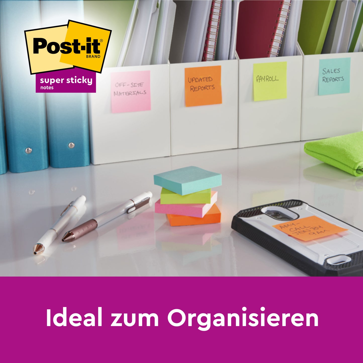 Ein Schreibtisch mit Ordnern, geordnet nach farbigen Post-it® Super Sticky Notes im Großformat, liniert, gelb (101 x 101 mm), 45 Blatt/Block, von 3M Deutschland GmbH. Text: "extra starke Klebekraft" und "Ideal zum Organisieren.