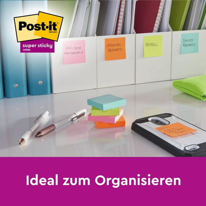 Ein Schreibtisch mit 3M Deutschland GmbH Post-it® Super Sticky Notes (76 mm x 127 mm, 90 Blatt/Block, 100 % PEFC), die bei der Organisation von Ordnern wie "Außerbetriebliche Materialien", "Aktualisierte Berichte", "Gehaltsabrechnung" und mehr helfen. Text: "Ideal zum Organisieren.