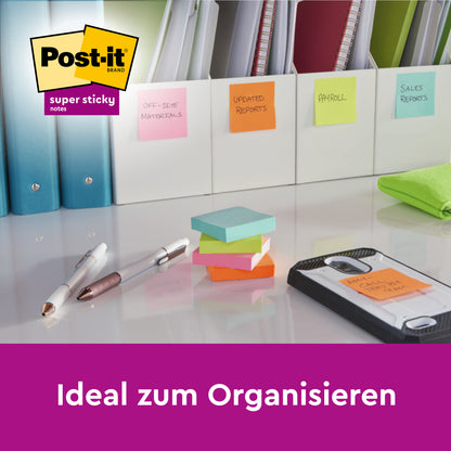 Ein Schreibtisch mit beschrifteten Ordnern, Stiften, einem Smartphone, einem Mikrofasertuch und bunten Post-it® Super Sticky Notes (76 mm x 76 mm, 90 Blatt/Block, 100% PEFC) von 3M Deutschland GmbH. Text: "Ideal zum Organisieren" mit Post-it-Logo.