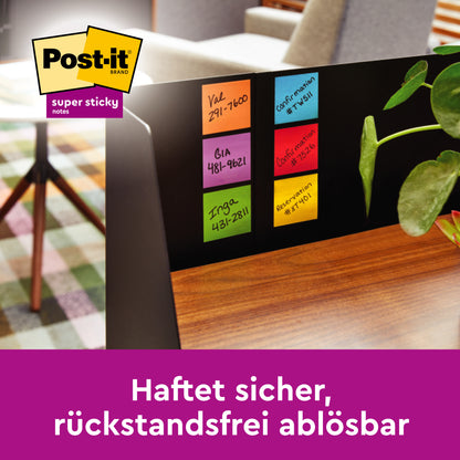 Ein Computermonitor mit bunten Post-it® Super Sticky Z-Notes, Boost Collection (76 mm x 76 mm, 90 Blatt/Block, 100% PEFC) der 3M Deutschland GmbH zeigt Namen und Zahlen an. Im Hintergrund sind eine Pflanze und Büromöbel zu sehen.