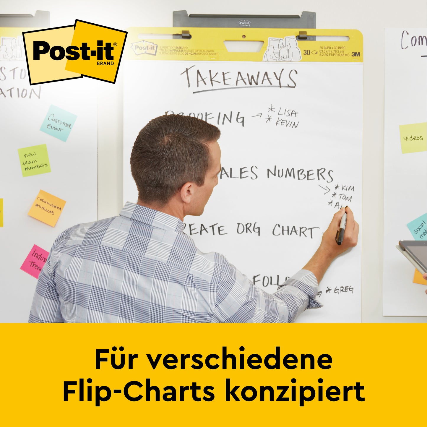 Ein Mann im karierten Hemd schreibt auf ein Post-it® Super Sticky selbsthaftendes Meeting Chart/Flipchart für Wand-Montage (58,4 x 50,8 cm, 20 Blatt, 2 Blöcke) von 3M Deutschland GmbH, umgeben von Haftnotizen und Karten.