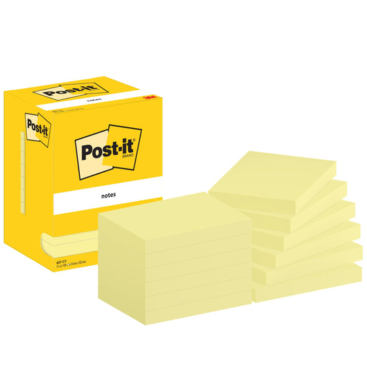 Abgebildet ist eine Packung 3M Post-it® Notes, Gelb, 76x102 mm, 100 Blatt/Block, 12 Blöcke/Karton (100% PEFC). Die gelbe Schachtel mit dem Post-it-Logo befindet sich links von den sauber gestapelten Zetteln.