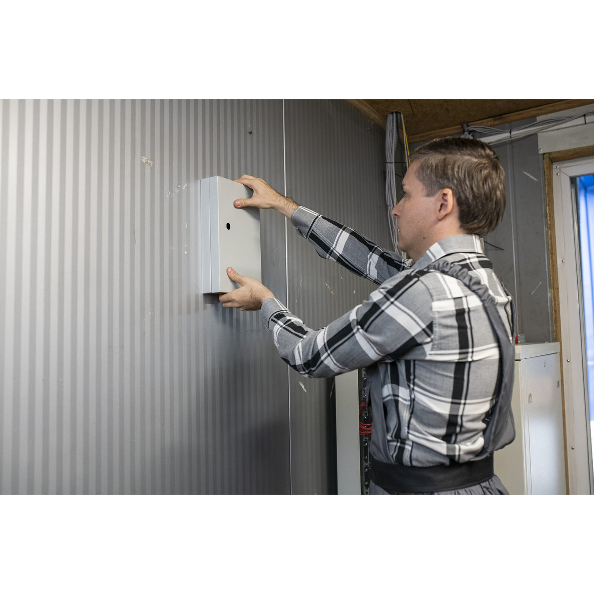 tesa PRO 66792 Mounting Ultra Strong Mounting Tape, White – Applications