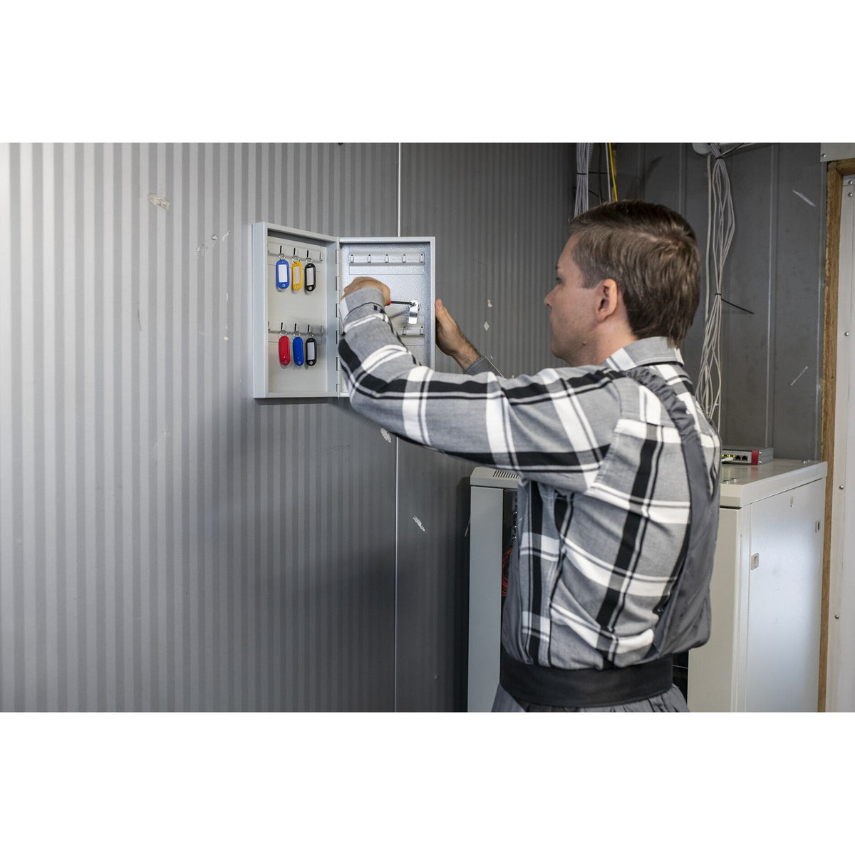 tesa PRO 66792 Mounting Ultra Strong Mounting Tape, White – Applications